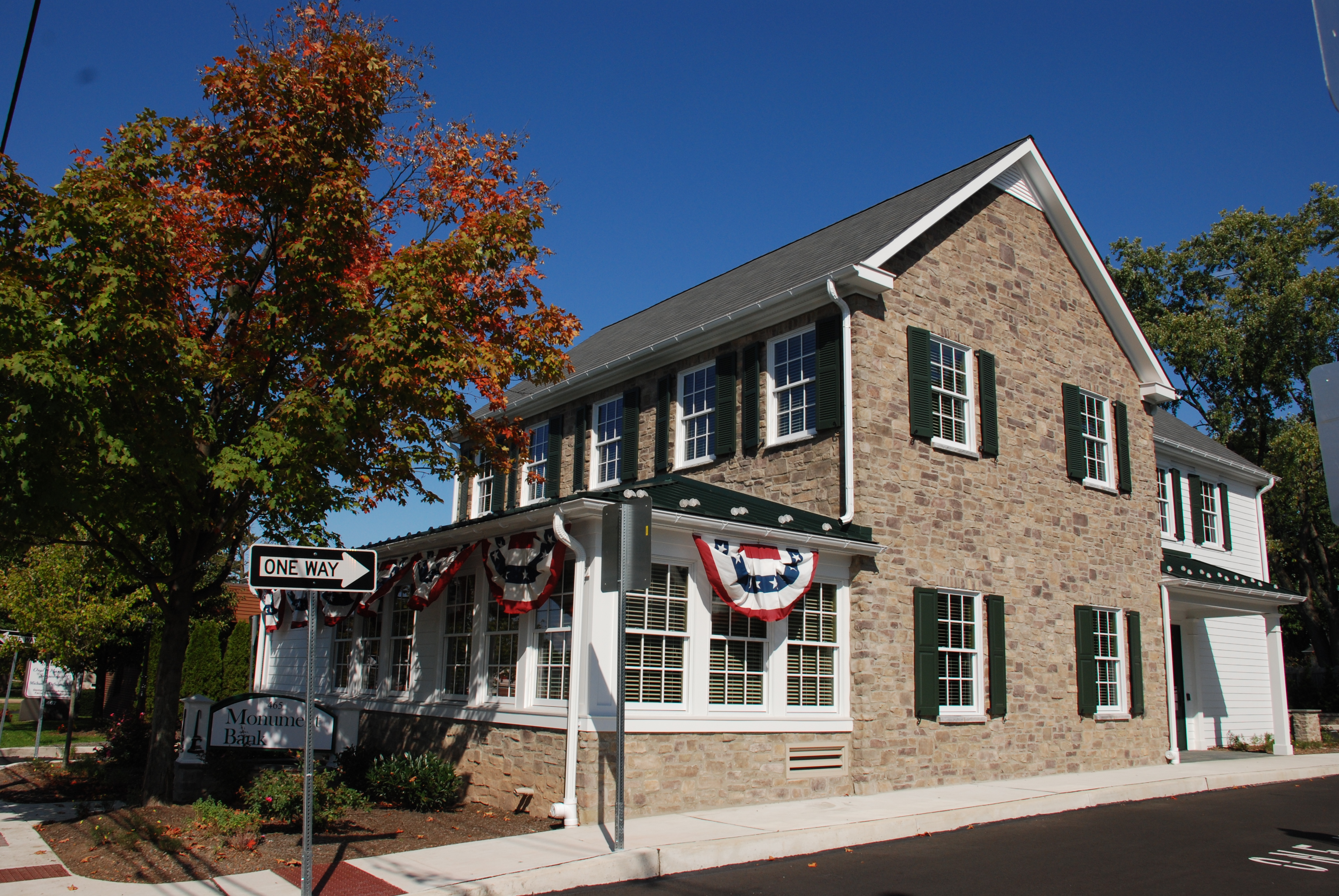 MonumentBank1.JPG